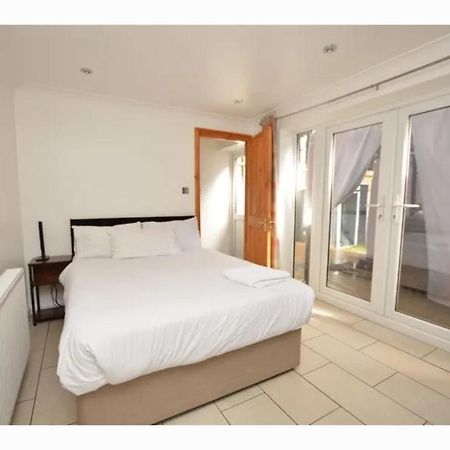 Travel Legend Stays 1 Bedroom Place With Hot Tub Farnham Royal Dış mekan fotoğraf